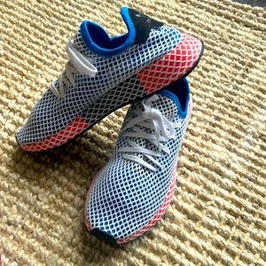 Adidas deerupt Core sneakers
